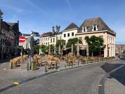 Het terras op de Bredase Havermarkt opgesteld via het protocol (foto: Omroep Brabant).