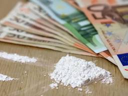 Er werden bankbiljetten en drugs aangetroffen (foto: wijkagenten Son en Breugel Instagram).