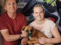 Pup Len is weer herenigd met zijn baasjes. (Foto: Facebook @politiedekempen)