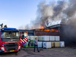 Er komt veel rook vrij bij de brand (foto: Marcel van Dorst/SQ Vision Mediaprodukties).