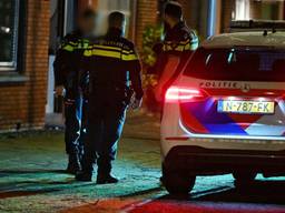 Agenten in overleg na de overval in een huis aan de Muiderslotstraat in Tilburg (foto: Toby de Kort/SQ Vision).