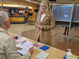 Lilian Marijnissen in het stembureau in Oss (foto: Noël van Hooft).