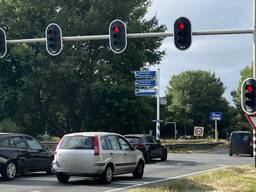 De stoplichten op de Backer en Ruebweg in Breda blijven vrijdagavond rond zes uur op rood staan. Dat levert nogal wat verkeerschaos op.
