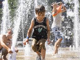 0.Kinderen zoeken verkoeling bij fonteintjes op een terras (foto: ANP.