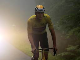 Mathieu van der Poel moest tijdens de etappe naar Le Grand Bornand zijn gele leiderstrui afstaan (foto: ANP 2021/EPA/Christophe Petit-Tesson).