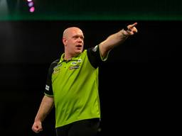 Michael van Gerwen straalde weer als vanouds op het podium (foto: PDC).