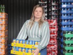 Eefje tussen de pallets blikjes (Foto: Eefje Schuermans).