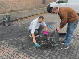 Wijkbewoners helpen met opruimen na de autobrand bij Dunya (foto: Omroep Brabant).