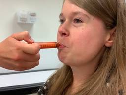 Anouk krijgt haar eerste dosis toegediend van het medicijn (privéfoto).