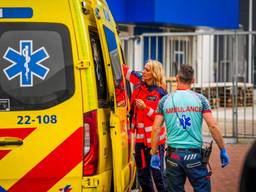 Het slachtoffer is in een ambulance naar het traumacentrum in Tilburg gebracht (foto: SQ Vision).