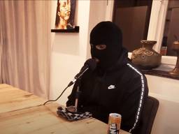 Eren G. vertelt over zijn activiteiten (Foto: Youtube/ Bouchans De Podcast).