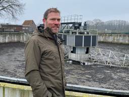 Ondernemer Luc Zwerts bij de plek die een natuurspeeltuin voor kinderen moet worden (foto: Tom van den Oetelaar).