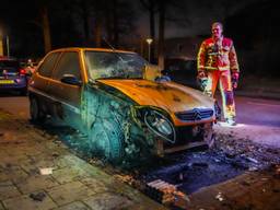 Uitgebrande auto in Eindhoven (foto: Dave Hendriks/SQ Vision).