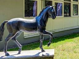 Het gestolen bronzen paard (foto: wijkagent Luc Dirckx/Instagram).