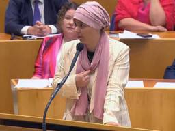 Esmah Lahlah tijdens haar felle en emotionele betoog in de Tweede Kamer (beeld: NOS)
