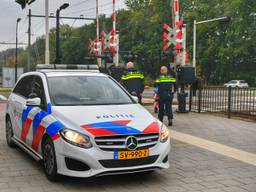 De politie bij de spoorwegovergang in Maarheeze (foto: Rico Vogels/SQ Vision)