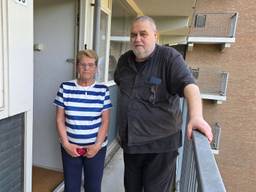 Jan en zijn buurvrouw zijn aan huis gekluisterd door de kapotte lift (foto: Noël van Hooft).