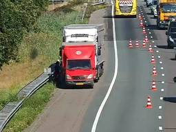 De gestrande vrachtwagen (foto: Rijkswaterstaat).