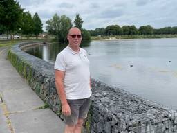 Sebastiaan van Vugt bij de huidige omheining rond de Oostplas in Goirle (foto: Tom van den Oetelaar).
