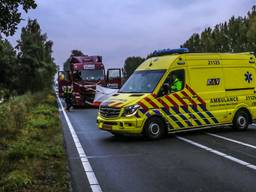 Het ongeluk op de N279 bij Veghel gebeurde rond kwart voor acht zaterdagochtend (foto: Harrie Grijseels/SQ Vision).