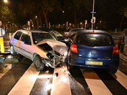 De drie auto's raakten bij de botsing in Breda zo beschadigd dat ze getakeld moesten worden (foto: Perry Roovers/SQ Vision).