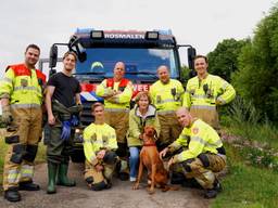 Hond Bèla dacht woensdagmiddag een verfrissende duik in een beekje aan de Berlicumseweg in Rosmalen te nemen, maar dat eindigde in een groot avontuur voor de Hongaarse vizsla én haar baasje Marion van den Heuvel.