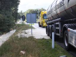 Tankwagen lekt aardappelpulp op A58, opruimen kan nog uren duren