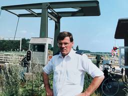 Piet van Schijndel bij de Heeswijkse Brug in 1995 (foto: collectie familie Van Schijndel