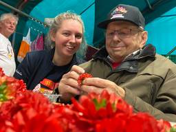 Michelle (26) en opa Michel (85) prikken dahlia's voor bloemencorso Valkenwaard (foto: Jan Peels).