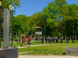 De stille stoet tijdens de herdenking van 2022 (foto: Jan van de Ven).