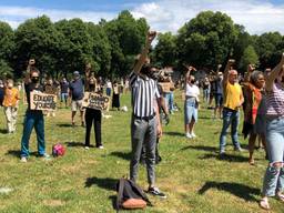 Zo'n vijfhonderd demonstranten op de Pettelaarse Schans in Den Bosch (foto: Imke van de Laar).   