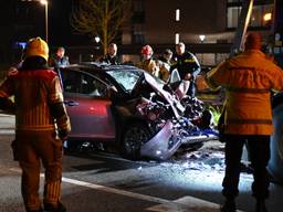 Auto botst achterop strooiwagen, twee mensen gewond