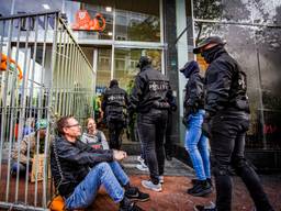 Enkele tientallen demonstranten van Extinction Rebellion zijn zaterdagmiddag door de politie weggehaald uit het ING-kantoor in het centrum van Eindhoven.