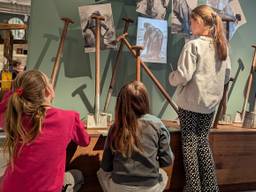 Schoolkinderen brengen een bezoek aan het Van Gogh Village Museum (foto: Ferenc Triki).