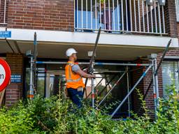 Balkons worden gestut na instortingen in Oudenbosch