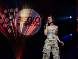 Onze Dominique op het podium van het Regio Songfestival in Maastricht (foto: Anouk Themen).