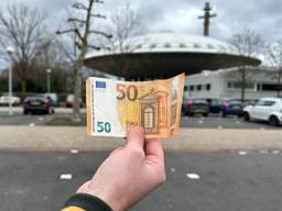 Bij het Evoluon in Eindhoven werd vijftig euro verstopt (foto: Rogier van Son).
