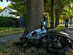 Bestuurder keert en ziet scooter over het hoofd