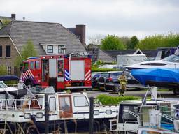 Vanwege de situatie op de boot in Raamsdonksveer werd de brandweer ingeschakeld (foto: Jeroen Stuve/SQ Vision).