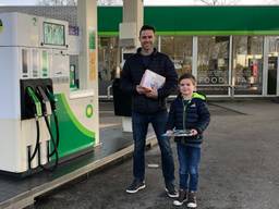 Roland Bierkens en zijn zoon Lex (6) namen meteen vijf boeken mee (foto: Raymond Merkx).