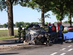 Ernstig ongeluk met twee vrachtwagens, automobilist bekneld