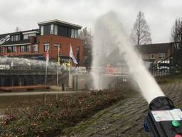 Met waterkanonnen werd het eerste water de haven ingespoten (foto: Erik Peeters).