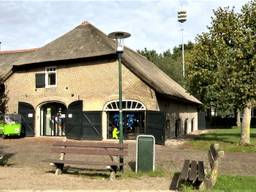 De paal met luchtalarm naar de kinderopvang in Ulvenhout. (foto: Raoul Cartens)