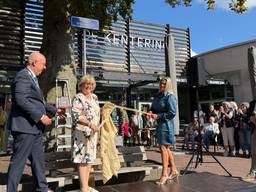 Joke en Josephine onthullen het Albert Westplein in Rosmalen (foto: Megan Hanegraaf).