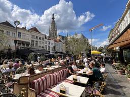 Een terrasje pakken in het centrum van Breda (foto: Henk Voermans).