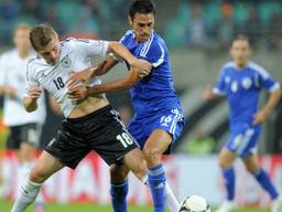 Eran Zahavi in actie tegen Toni Kroos (foto: OrangePictures). 