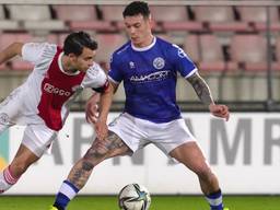 Enric Llansana van Jong Ajax in duel met Jizz Hornkamp van FC Den Bosch (rechts, foto: OrangePictures).