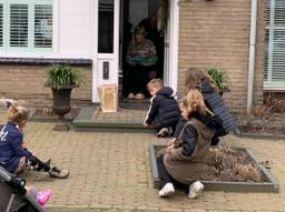 Oma Paula opent een cadeautje dat ze van haar kleinkinderen heeft gekregen (foto: Paula).