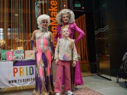 Lisa (10) met dragqueens Daisy D-Zire en Ruby (Foto: Rochelle Moes)