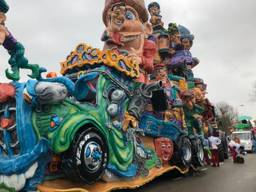 In Wouwse Plantage, oftewel Mastepinnelaand, rijdt de allereerste carnavalsoptocht van het Brabant door straten (foto: Willem Jan Joachems).